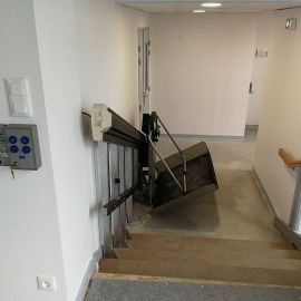 Plateforme Monte-escalier installée la semaine dernière pour l'accès PMR.