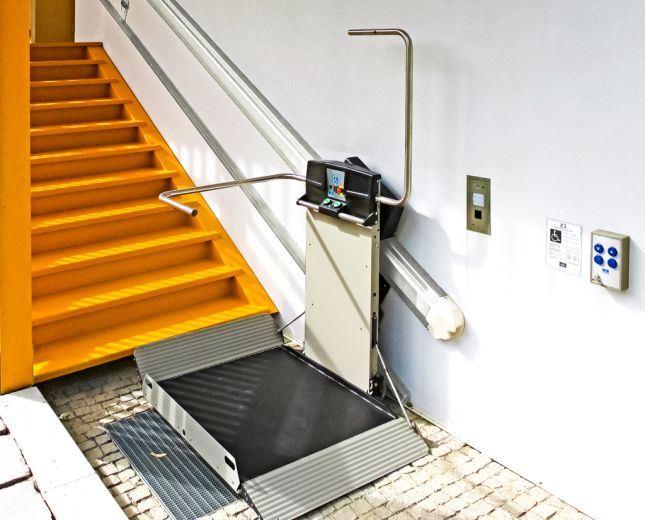 Plateforme inclin&eacute;e adapt&eacute;e pour l'ext&eacute;rieur et l'int&eacute;rieur