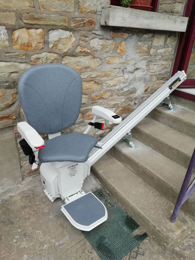 Le monte escalier en version fauteuil s'adapte en int&eacute;rieur comme en ext&eacute;rieur pour votre maintien &agrave; domicile